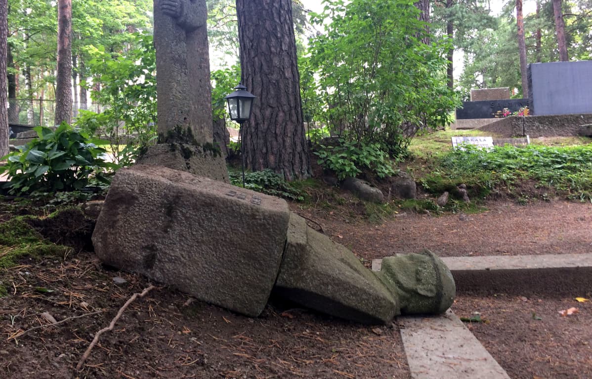 Kaadettu hautakivi Lahden vanhalla hautausmaalla