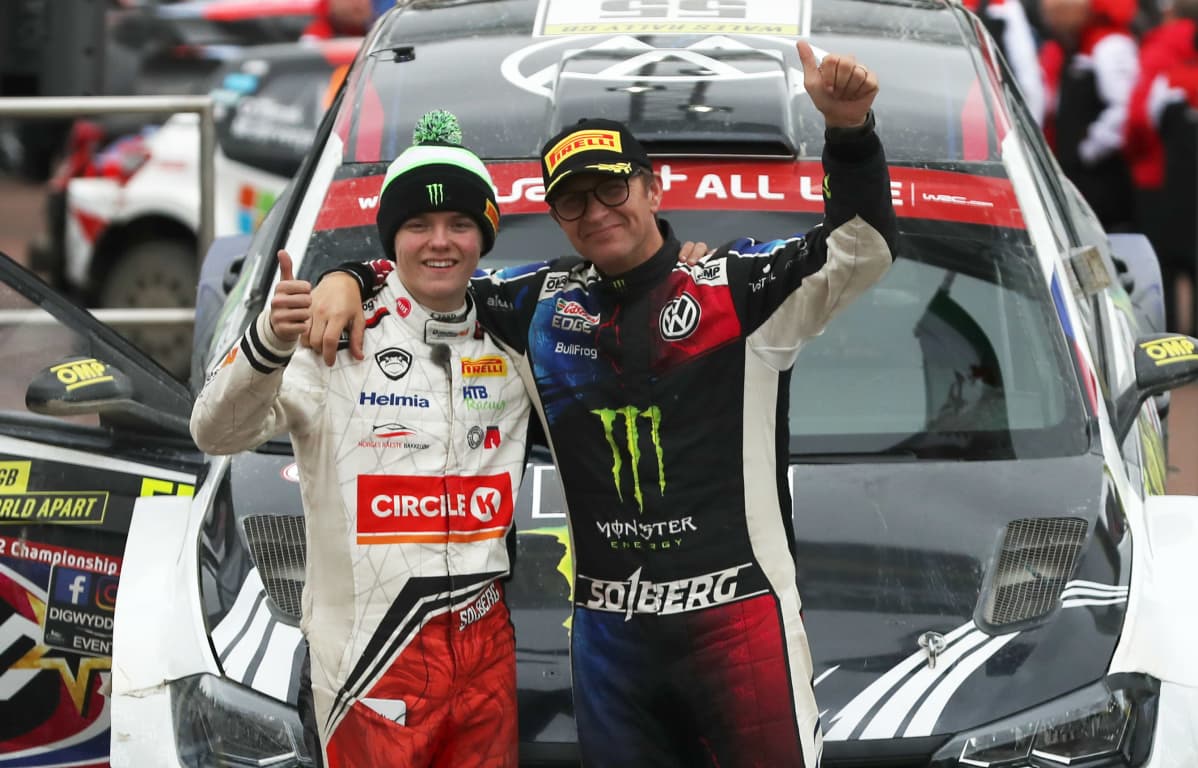 Oliver ja Petter Solberg yhteiskuvassa Walesin MM-rallin jälkeen vuonna 2019.