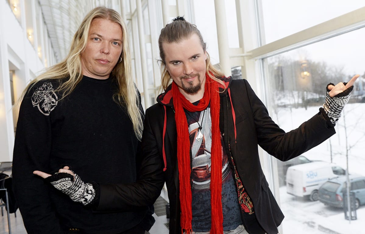 Eicca Toppinen (vas.) ja Perttu Kivilaakso uutuusooppera Indigon lehdistötilaisuudessa Kansallisoopperassa 11. tammikuuta