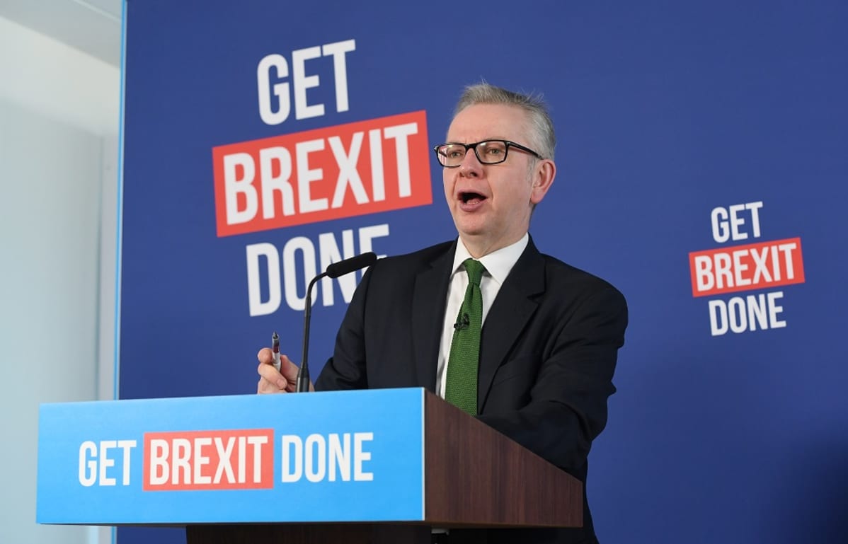 Goven taustalla slogan: Get brexit done.