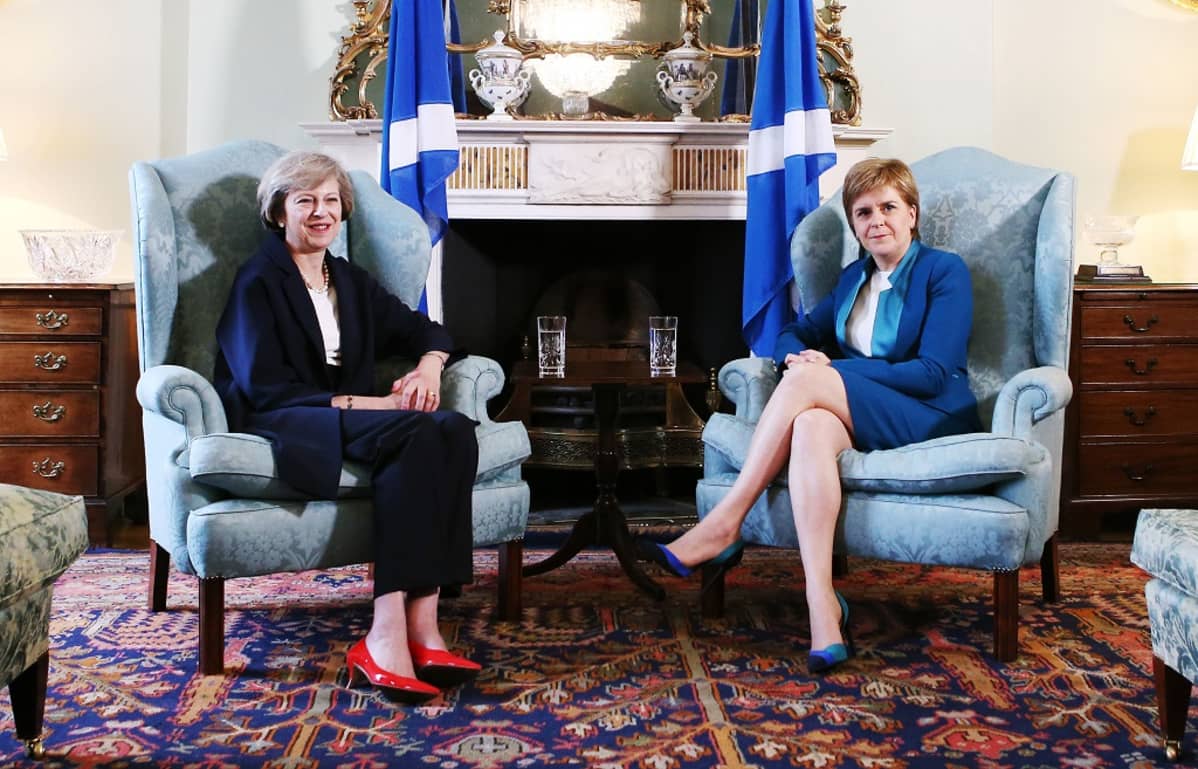 The4resa May ja Nicola Sturgeon istuvat vaaleansinisissä nojatuoleissa.