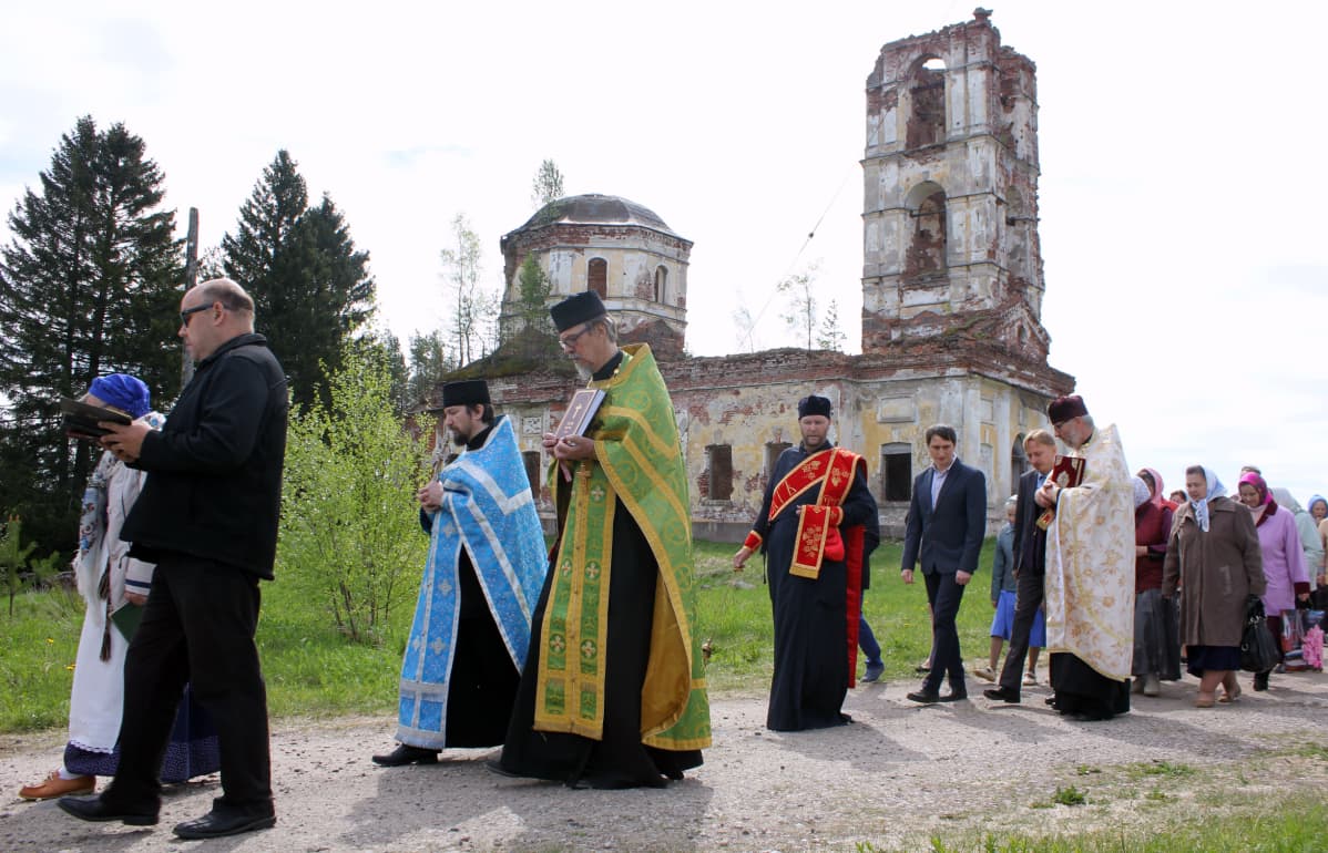 Ristisaatto Salmin kirkolla.