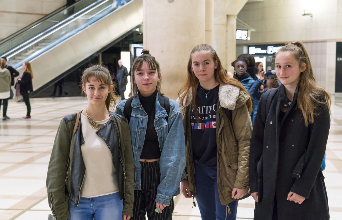 Lukiolaiset Enya-Chao, Rebecca, Alice ja Claire tulivat Pariisiin ostoksille Seine-et-Marnen esikaupungista.