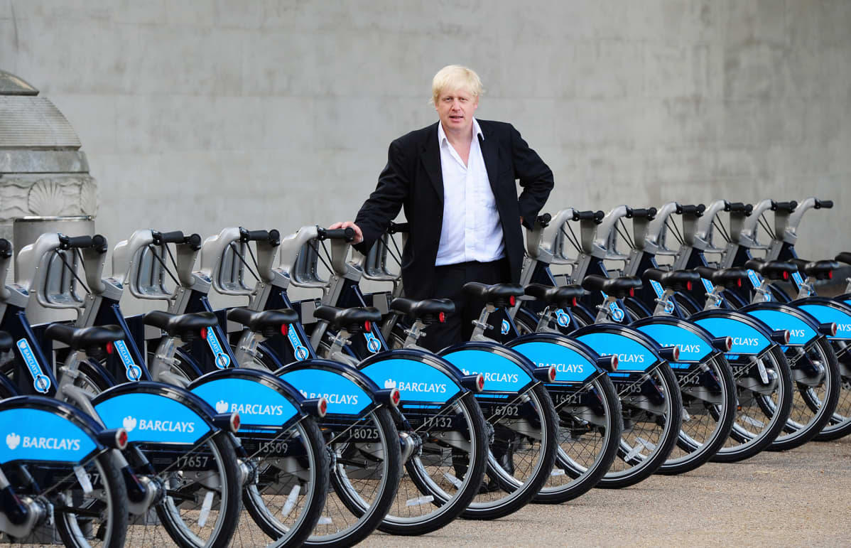 Boris Jonhson ja kaupunkipyöriä.