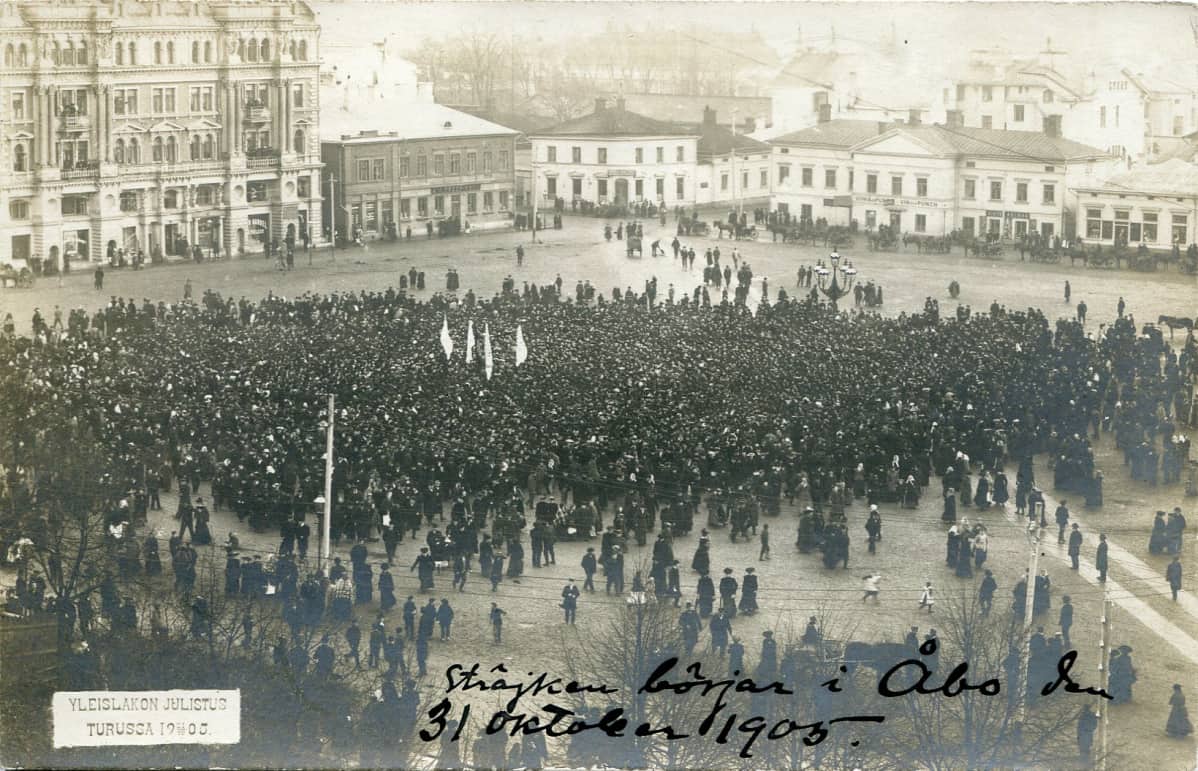 Silloinen Aleksanterintori täyttyi turkulaisista yleislakon aikaan lokakuun lopussa 1905.