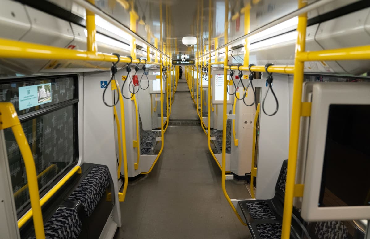 Ihmiset eivät liiku, eikä kauppa ja tuotanto suju. Berliinissä metrossa oli maanantaina autiota.