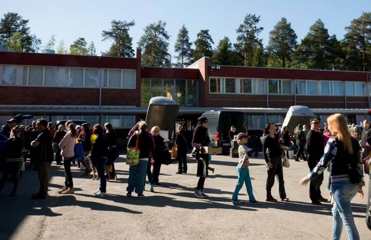Ihmisiä Oulun REKO-lähiruokaryhmän tilaisuudessa, jossa tuottajat myivät ruokaa suoraan kuluttajille.