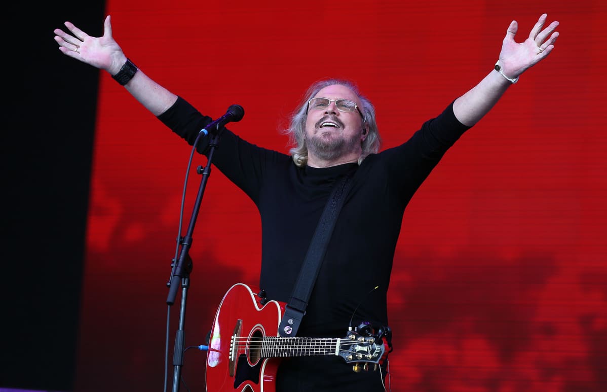 Barry Gibb esiintymässä Somersetissa, Britanniassa 25. kesäkuuta.
