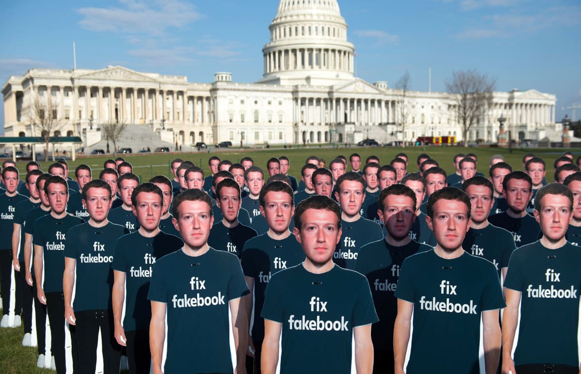 Sata pahvikuvaa Mark Zuckerbergista Yhdysvaltain kongressitalon edustalla.