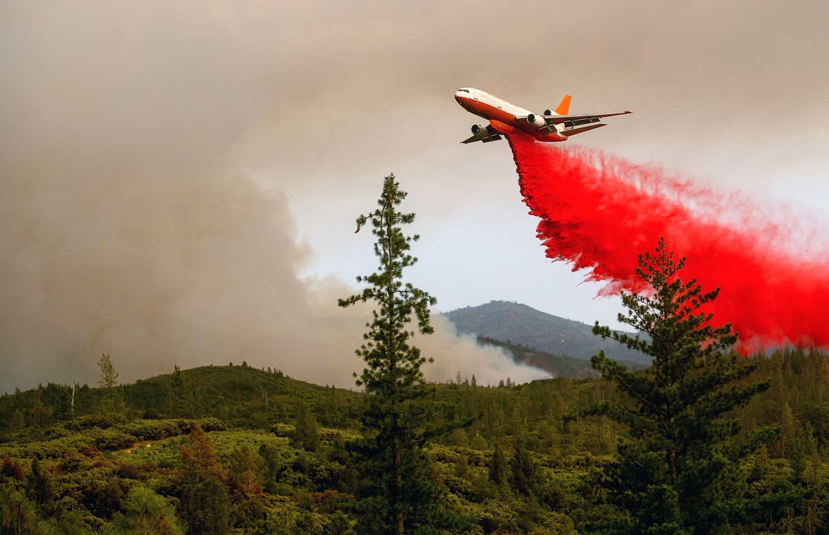 Lentokone pudottaa punaista paloa hidastavaa ainetta Yosemiten kansallispuistoon.