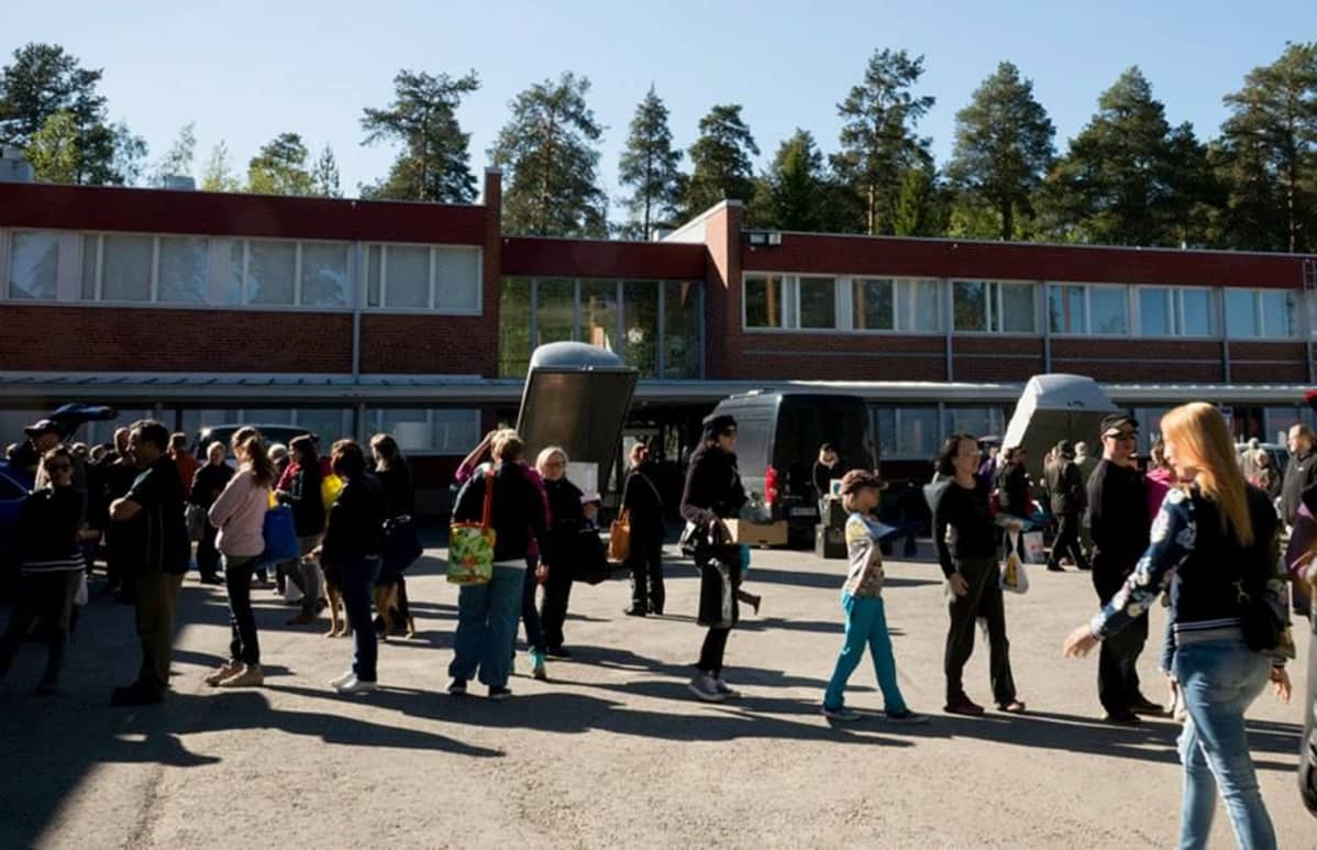 Ihmisiä Oulun REKO-lähiruokaryhmän tilaisuudessa, jossa tuottajat myivät ruokaa suoraan kuluttajille.