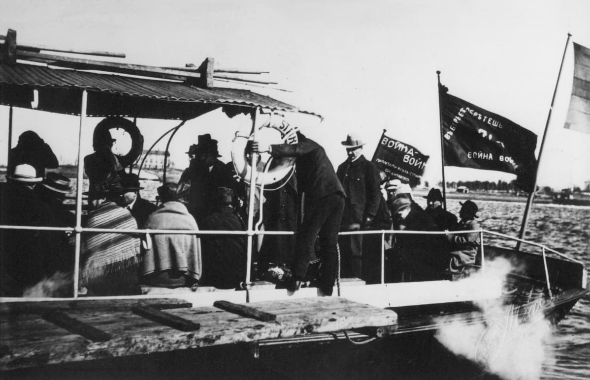 Vladimir Lenin palaamaasa Sveitsistä.