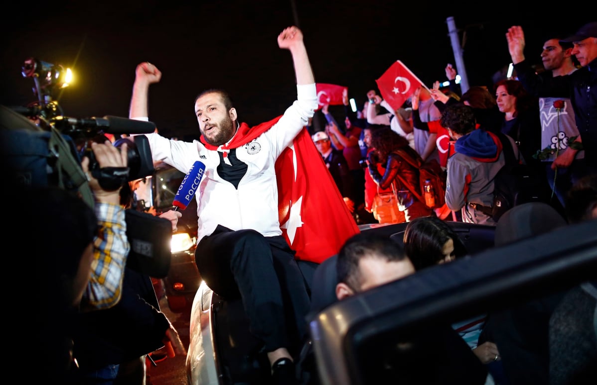 Turkin presidentin kannattajat juhlivat kansanäänestyksen voittoa sunnuntai-iltana Istanbulissa.
