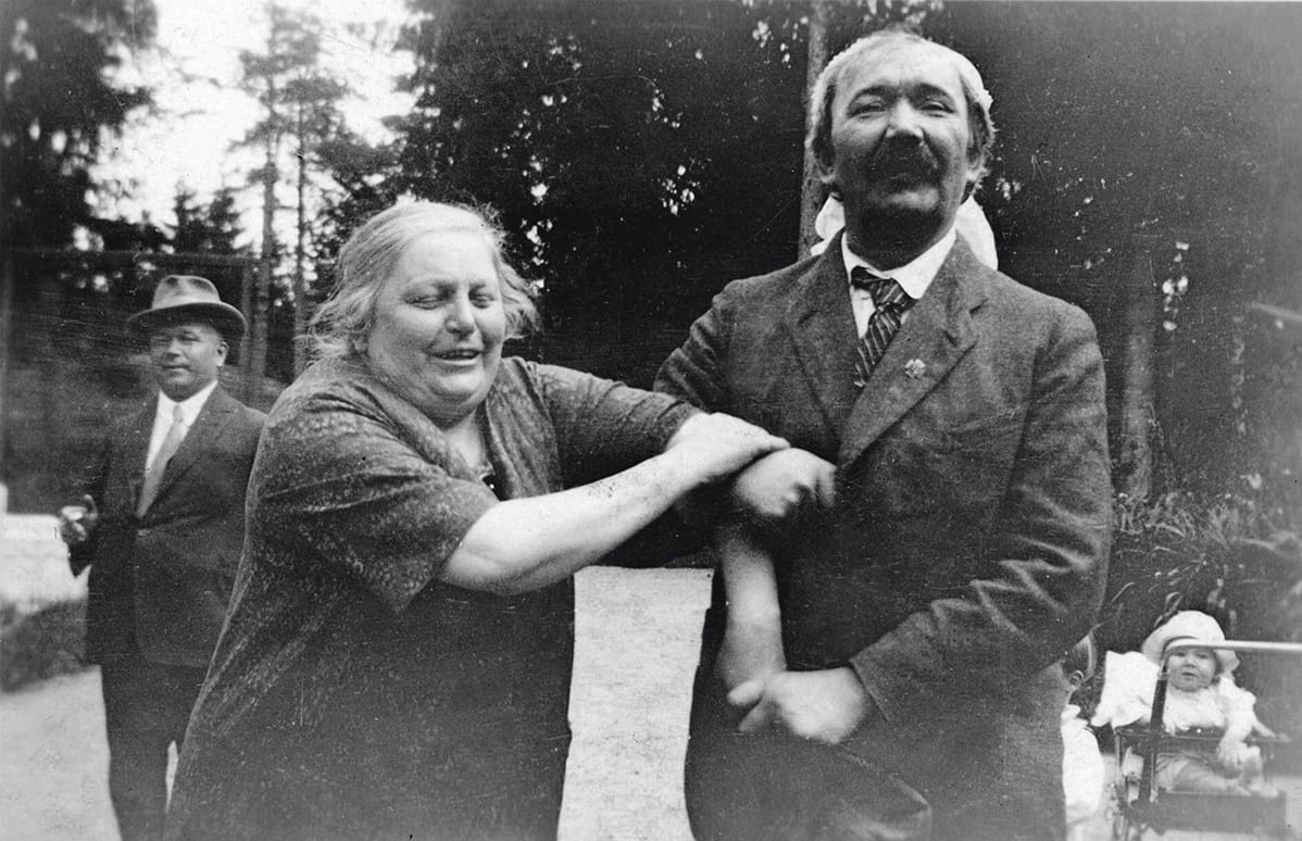 Eino Leino ja Syvärannan emäntä rva Ljung 1925. Vas. Armas Maasalo, kärryissä Erkki Paavilainen.