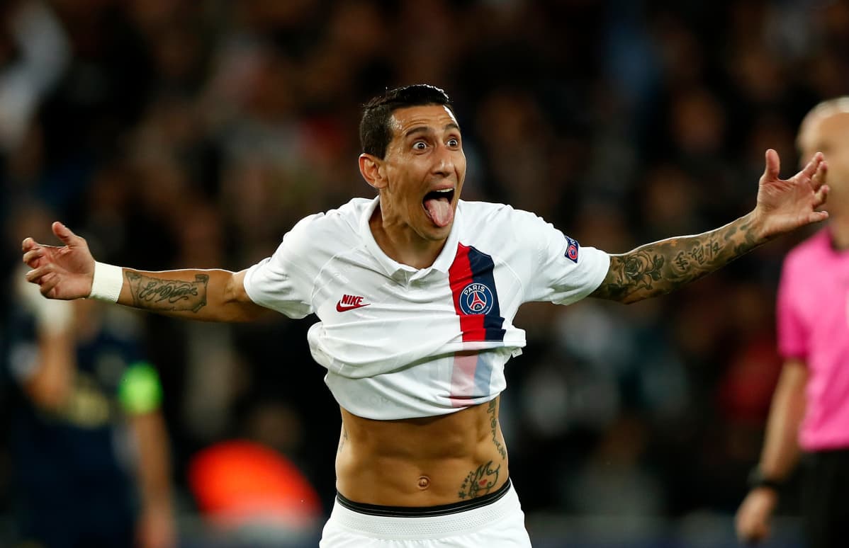 Angel Di Maria tuulettaa kieli ulkona.