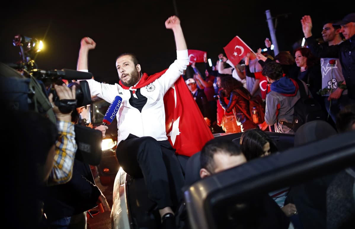 Turkin presidentin kannattajat juhlivat kansanäänestyksen voittoa sunnuntai-iltana Istanbulissa.