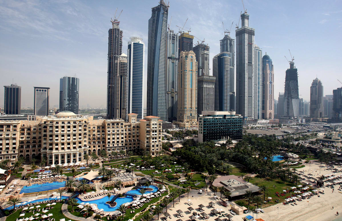 Luksushotelleja ja pilvenpiirtäjiä Dubaissa.