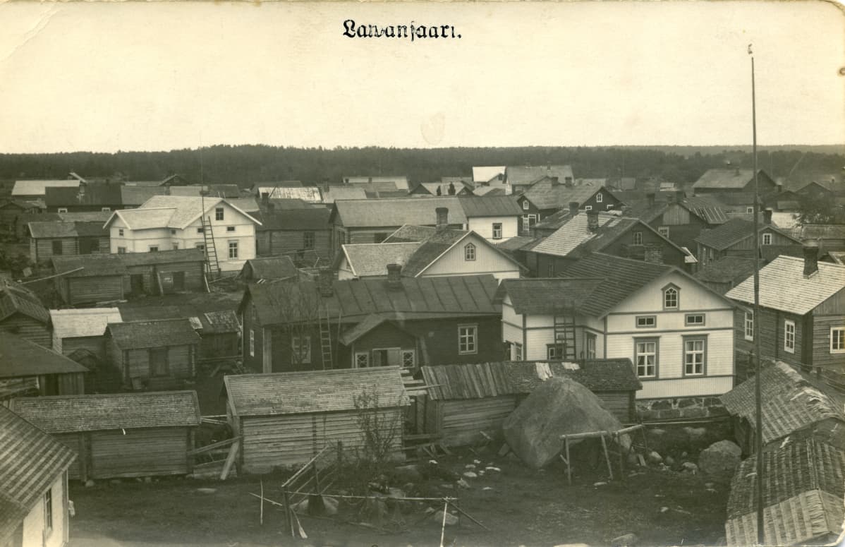 Lavansaaren kylämaisemaa.