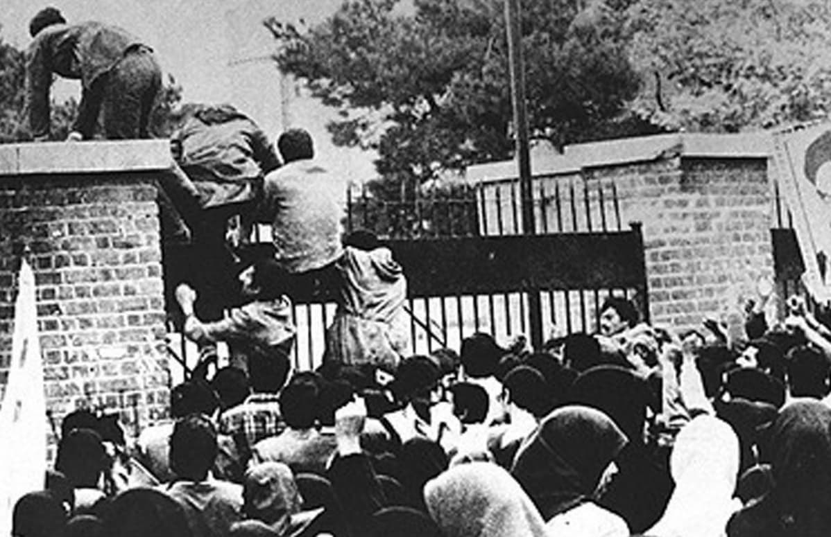 Iranilaiset opiskelijat tunkeutuivat Yhdysvaltojen lähetystöön Teheranissa, Irakissa 4. marraskuuta 1979.