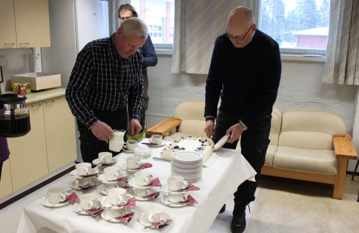 Pojan ojasta ja jäistä pelastaneille työmiehille tarjottiin kakkukahvit Kankaanpäässä.