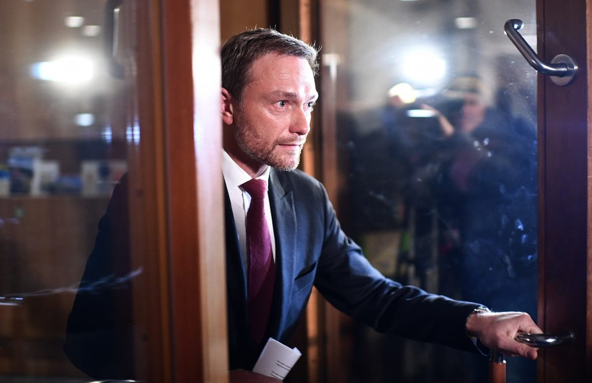 Christian Lindner astuu ovesta ulos.