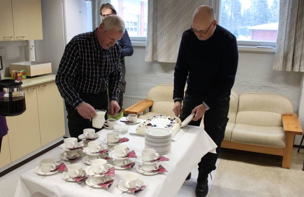 Pojan ojasta ja jäistä pelastaneille työmiehille tarjottiin kakkukahvit Kankaanpäässä.