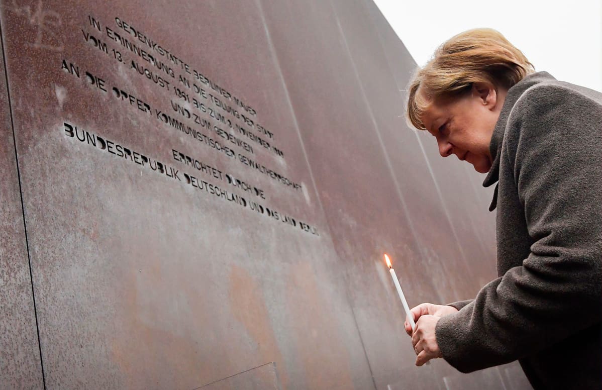 Angela Merkel sytytti kynttilän Saksojen jaon uhrien muistoksi Berliinin muurin muistomerkille Berliinissä.