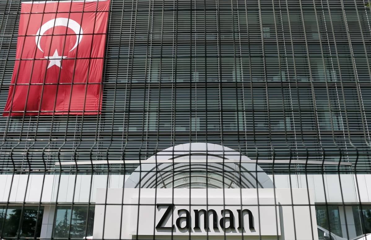 Zaman-lehden toimitustalon julkisivu. Yläkulmassa roikkuu Turkin lippu.