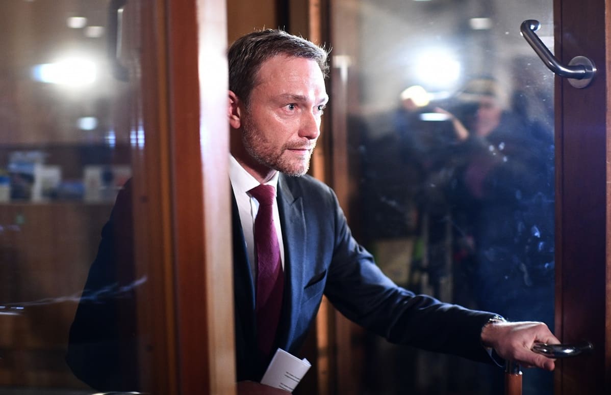 Christian Lindner astuu ovesta ulos.