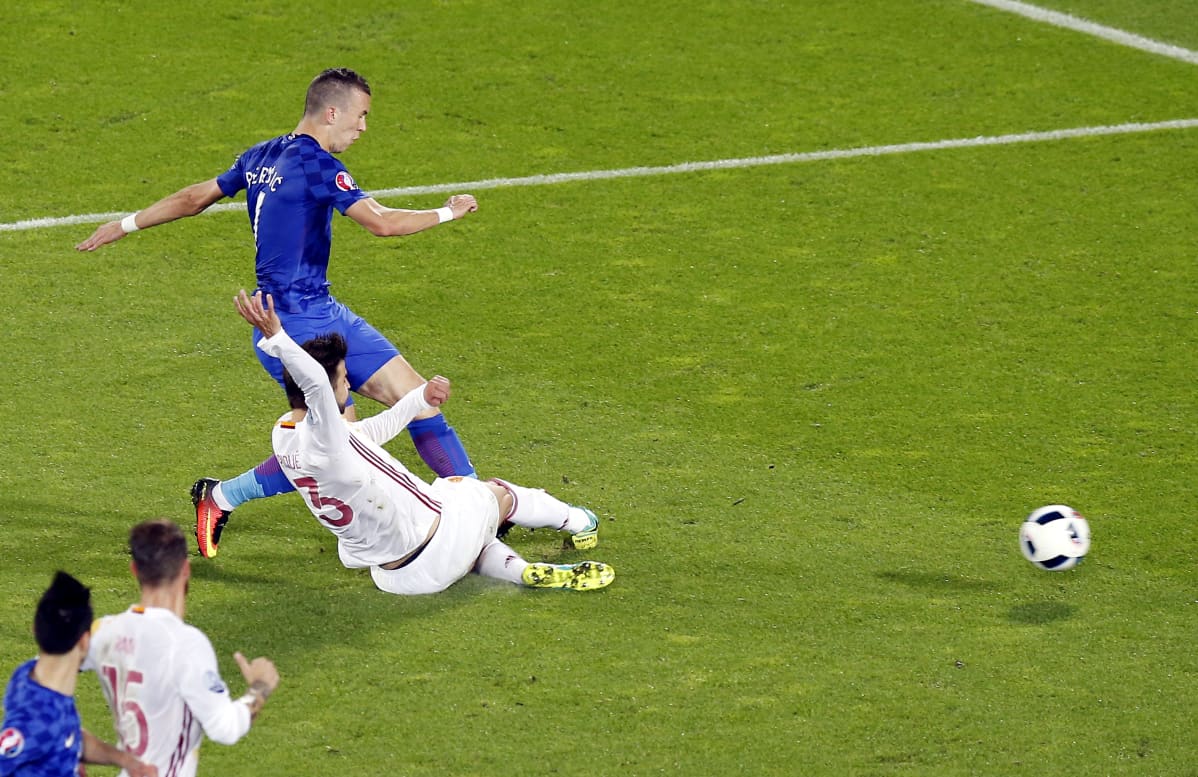 Perisic kentällä