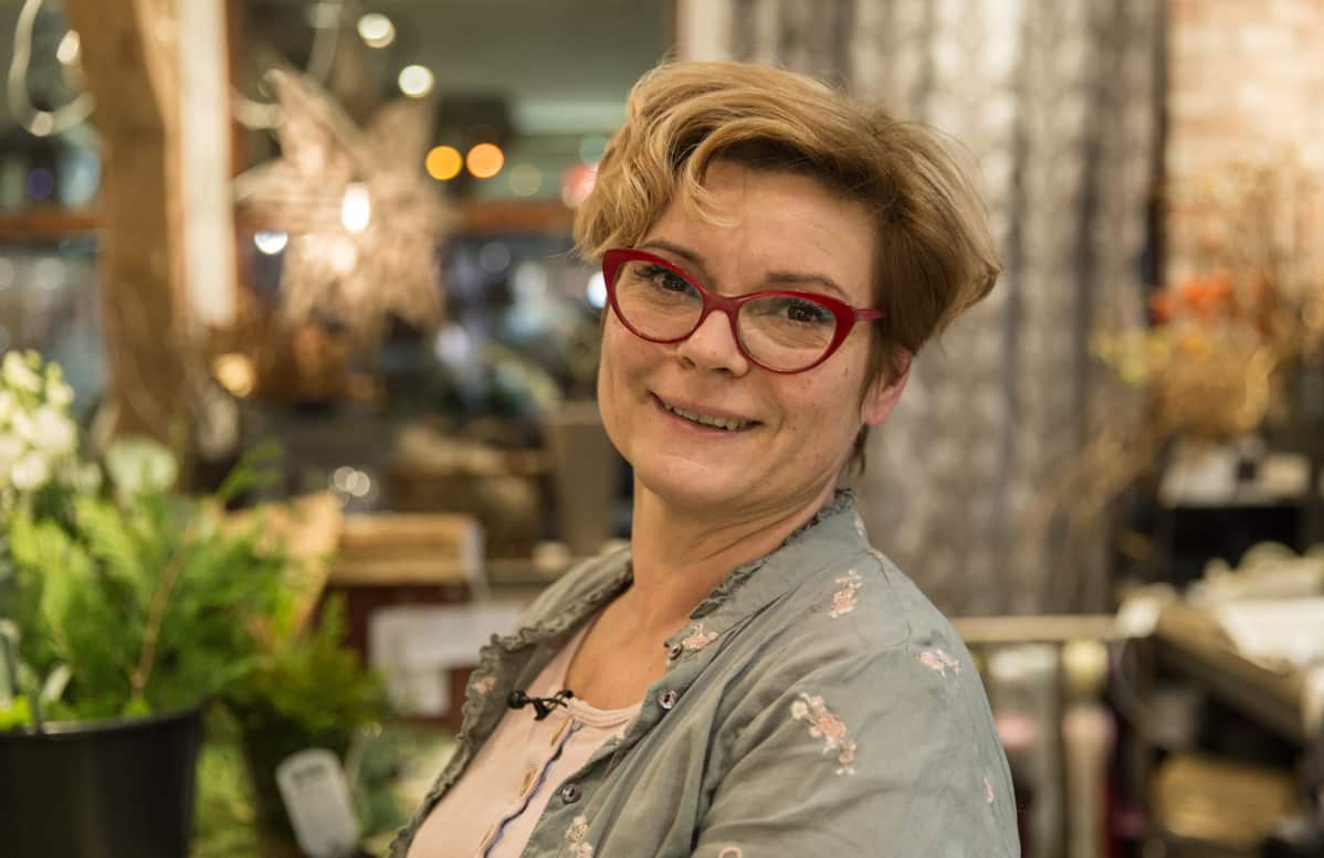 Heidi Saarinen jatkaa työtään kukkien parissa.