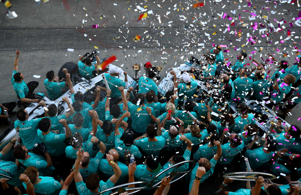 Mercedeksen F1-tiimi juhli railakkaasti viime kaudella Suzukassa, kun tiimimestaruus ratkesi.
