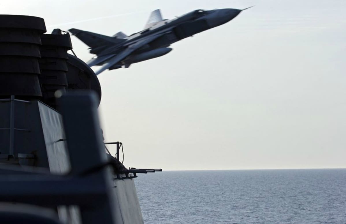 Ett ryskt militärplan flög nära ett amerikanskt krigsfartyg på Östersjön i april.