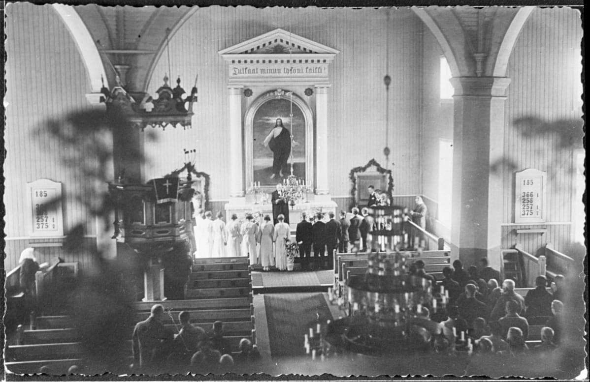 Jumalanpalvelus Jääsken vanhassa kirkossa 1930-luvulla.