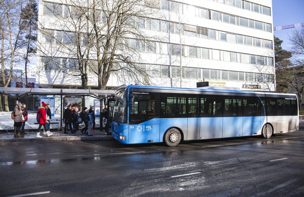 bussi pysäkillä