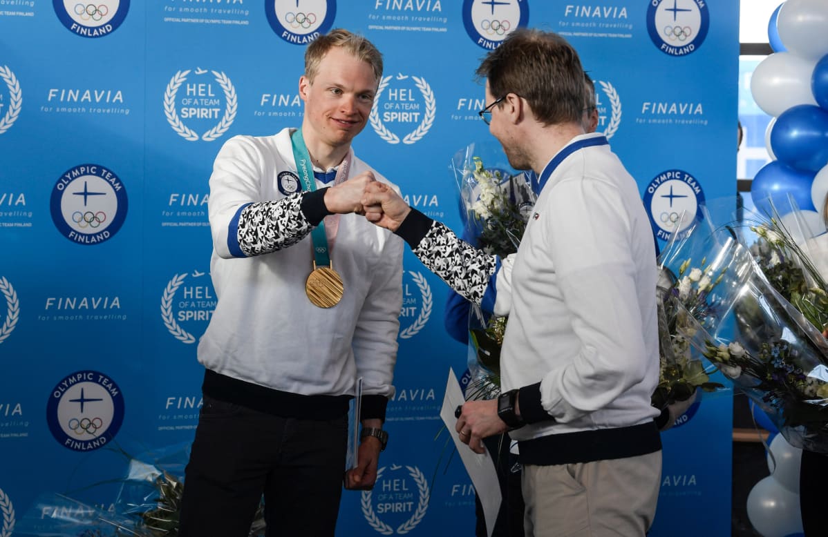 Iivo Niskanen (vas.) ja Olli Ohtonen olympiajoukkueen paluujuhlassa Helsinki-Vantaan lentokentällä.