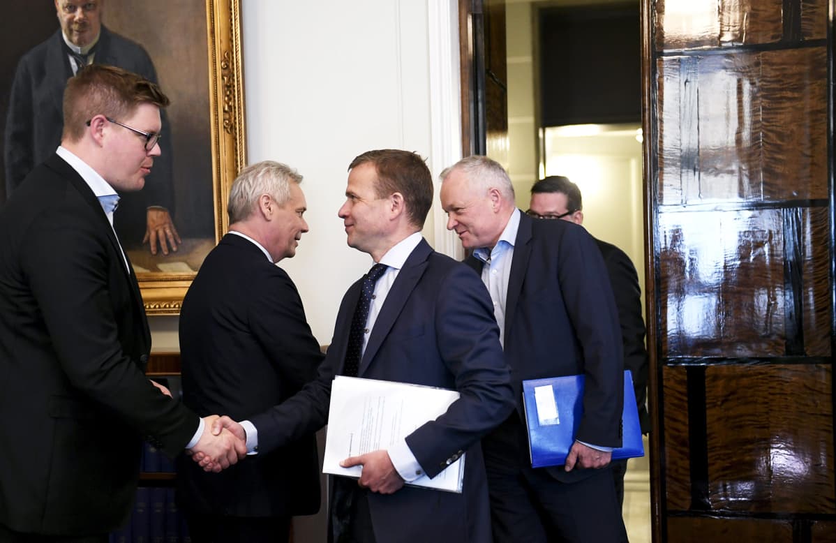 Hallitustunnustelija, SDP:n puheenjohtaja Antti Rinne ja eduskuntaryhmän puheenjohtaja Antti Lindtman vastaanottavat kokoomuksen puheenjohtajan Petteri Orpon ja eduskuntaryhmän puheenjohtajan Kalle Jokinen eduskunnassa.