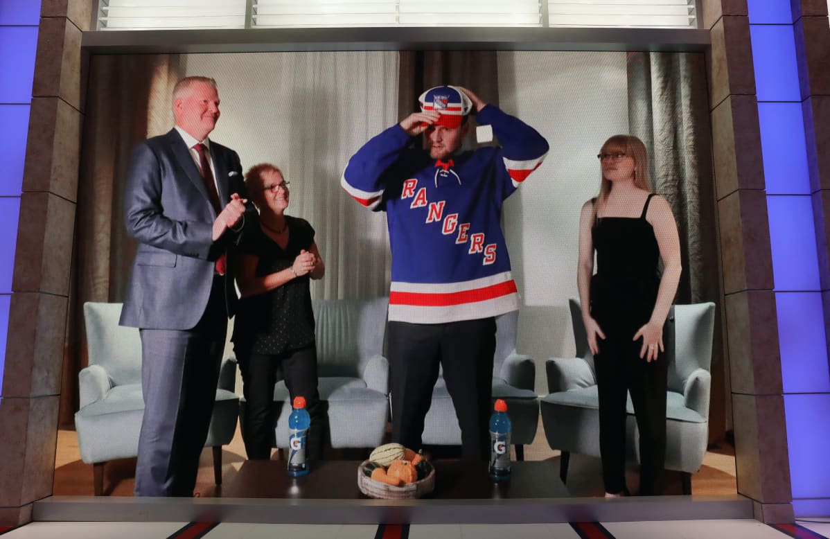Alexis Lafreniere pukee New York Rangersin lippistä NHL:n ykkösvarauksen jälkeen. Varaustilaisuus järjestettiin etäyhteyksin.