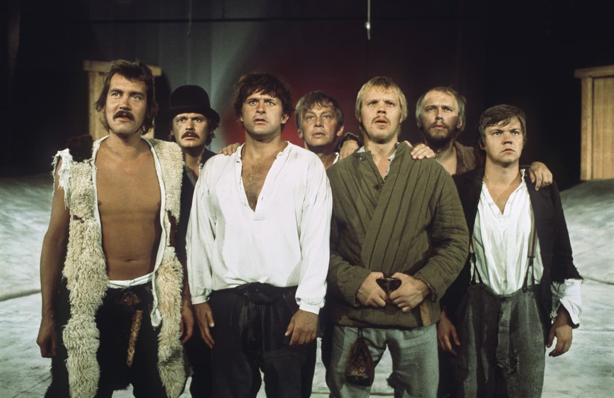Seitsemän veljestä nähtiin Kalle Holmbergin ohjaamana Turun kaupunginteatterissa 1970-luvun alussa. Musiikki oli Kaj Chydeniuksen käsialaa. Esitys oli valtava menestys ja se nähtiin perästi 240 kertaa.