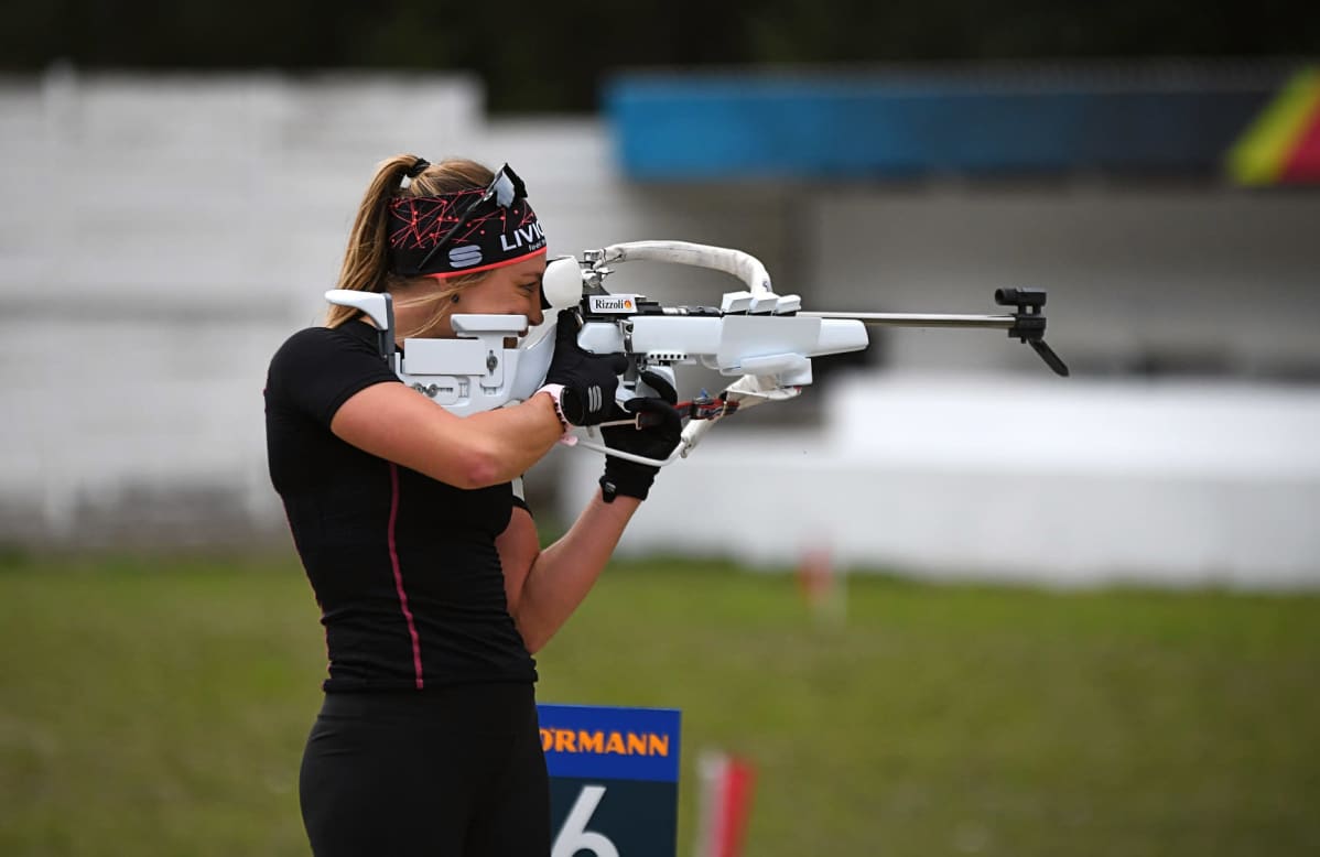 Dorothea Wierer skjuter stående på stadion i Antholz