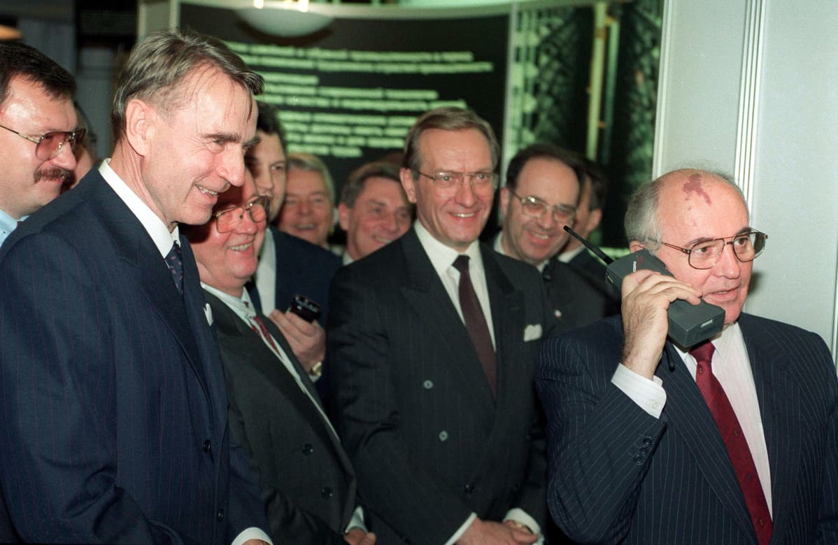 Mihail Gorbatshov puhumassa Moskovaan Nokian Mobira Cityman kännykällä. Kuvassa vasemmalla presidentti Mauno Koivisto, keskellä pääministeri Harri Holkeri.