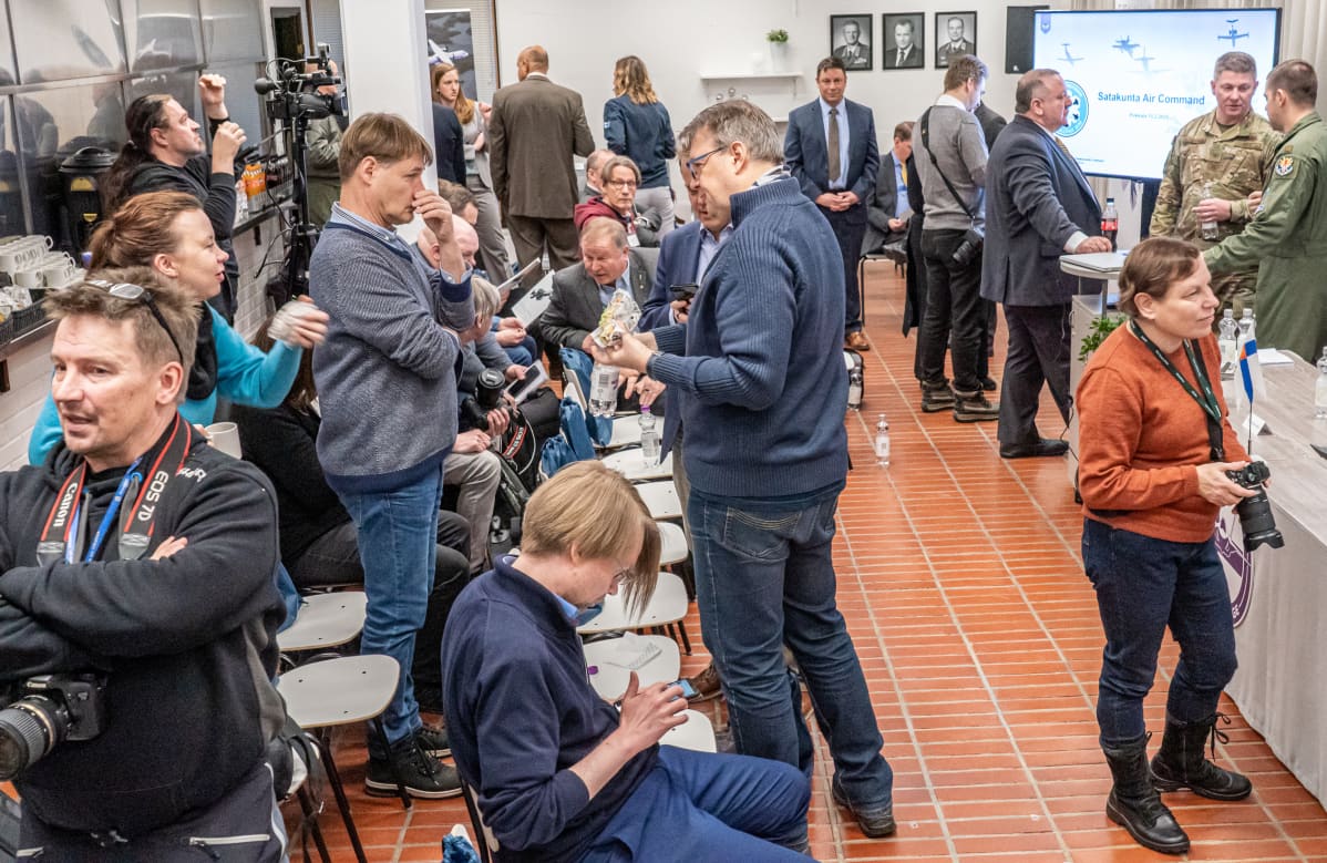 Journalisteja HX-hankkeen tiedotustilaisuudessa Satakunnan lennoston tiloissa.