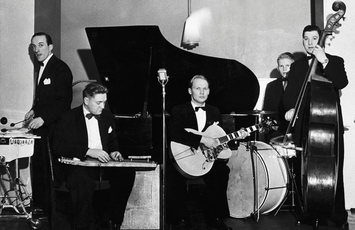 Onni Gideonin orkesteri. Erik Lindström, Onni Gideon Tervonen (havaijinkitara), Mauri Mustonen (kitara), Risto Vanari (rummut) ja Ville Katz (kontrabasso) vuonna 1949.
