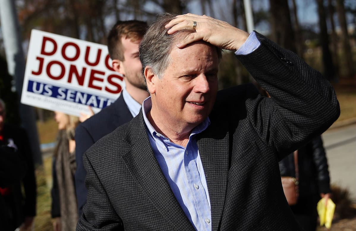 Doug Jones tapaamassa äänestäjiä Bessemerissä, Alabamassa 12. joulukuuta.