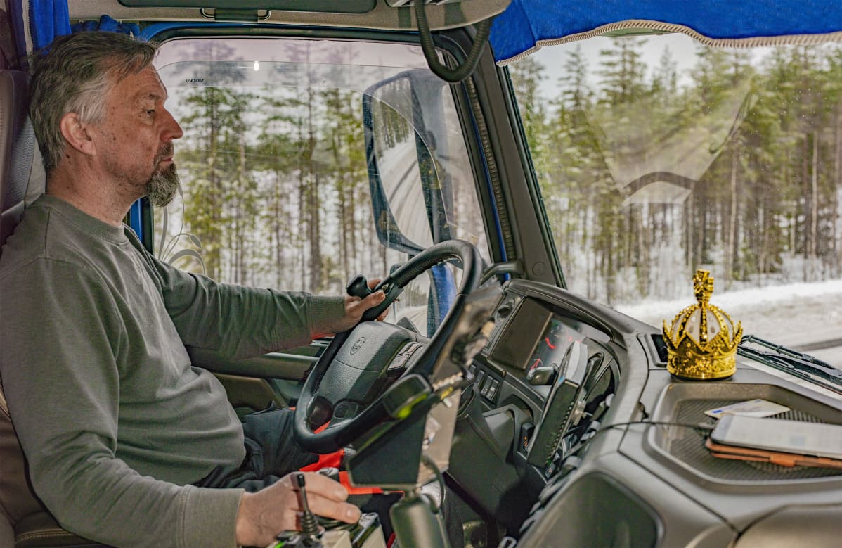 Tienhoitoautoa kuljettaa Ari Kuusela