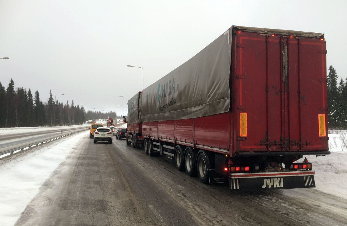 Rekka seisoo liukkaalla tiellä.