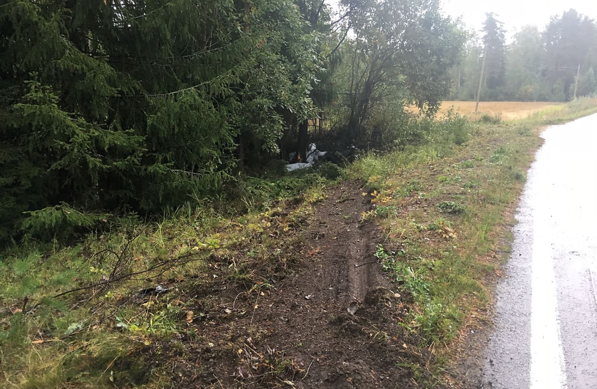Jälkiä onnettomuuspaikalla Kodisjoentiellä torstaina.