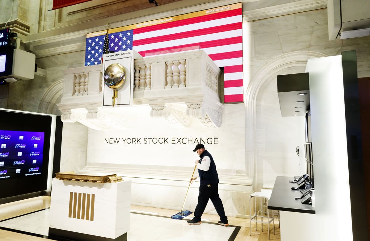 New Yorkin pörssissä puhdistetaan lattiaa.