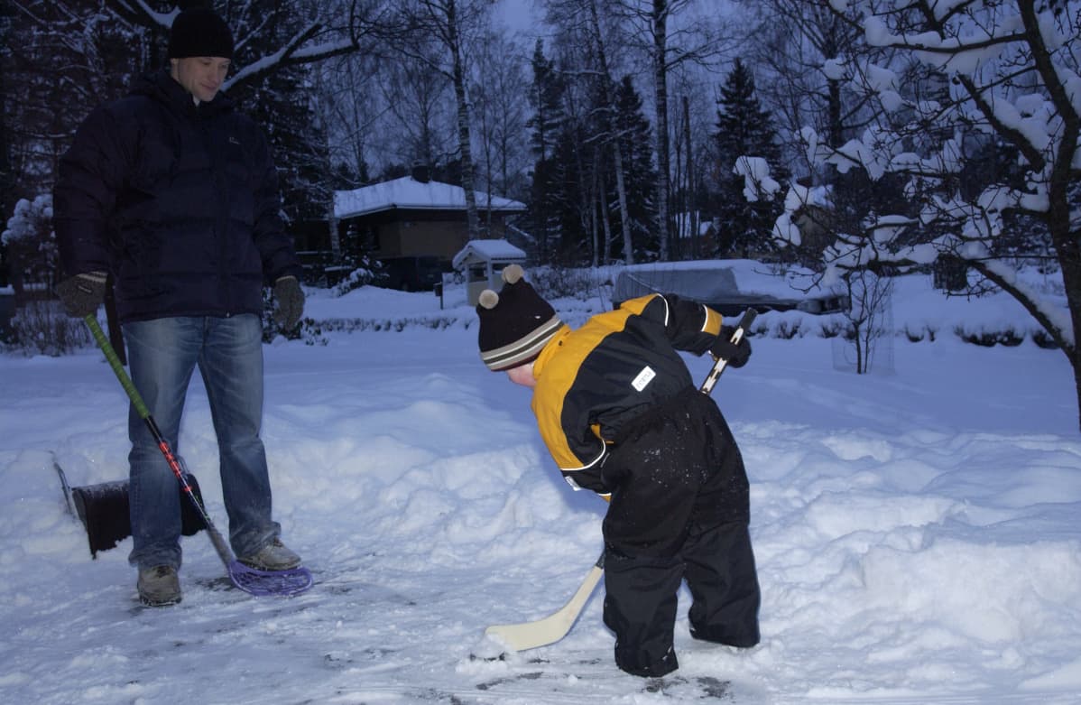 Timo Pärssinen pelaamassa pihapelejä poikansa Juuson kanssa omalla takapihalla vuonna 2004.