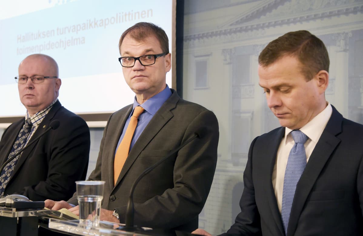 Oikeus- ja työministeri Jari Lindström, pääministeri Juha Sipilä ja sisäministeri Petteri Orpo hallituksen tiedotustilaisuudessa turvapaikkapoliittisesta toimenpideohjelmasta 8. joulukuuta.